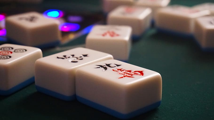 a close up image of a white mahjong tile